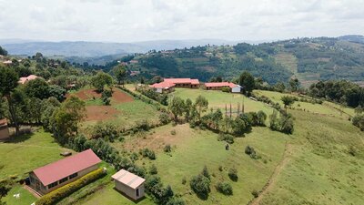 lake bunyonyi lodge buitenkant